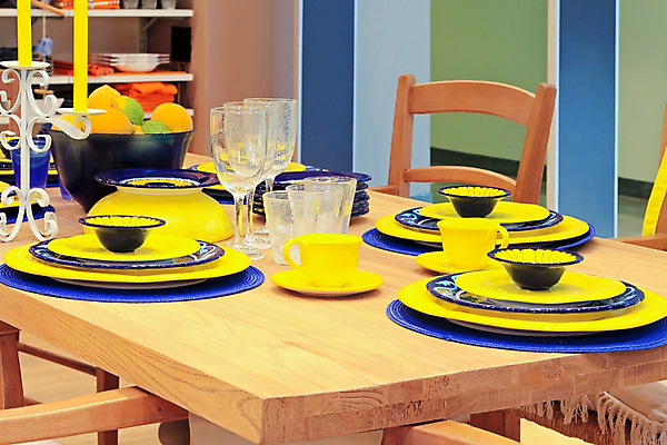 포토 JPG 해외이미지 식기 접시 유리 탁자 주택 실내 사람없음 내부 목재 컵 노란색 식사 머그컵 설정 백자 해외202004 해외포토 나무 컬러 가구 재료 재질 건물 도자기 파일형식 이미지허브