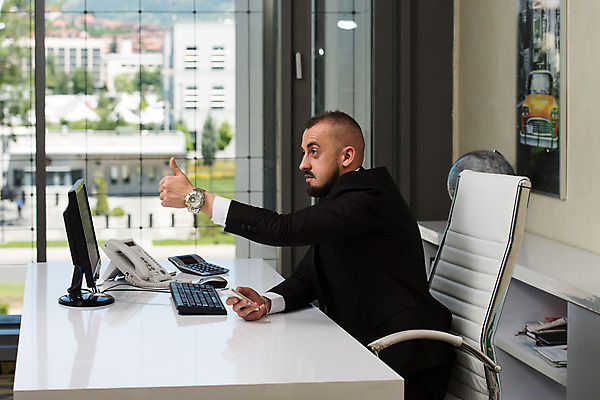 포토 JPG 해외이미지 백인 직업 1 응시 남자 인터넷 비즈니스 CEO 성공 노동자 실내 한명 사람 앉기 정장 성인 컴퓨터 사무실 업무 비즈니스맨 자신감 작음 종업원 스마트 경영자 옷입기 온라인 주인 변호사 경영 유일 표현성 해외202004 해외포토 서양인 시선 옷 감정 컨셉 모션 내부 전자제품 작업 직장인 크기 리더 파일형식 이미지허브