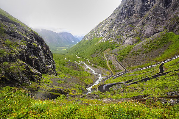 포토 JPG 해외이미지 공원 도로 길 여행 곡선 교통시설 자연 산 노르웨이 풍경 사람없음 야외 초록색 물 강 환경 계곡 폭포 운전 안개 가을 조약돌 바위 정상 숲 위험 언덕 좁은 분무기 스칸디나비아 전국 해외202004 해외포토 자연요소 계절 공공시설 유럽 선 컬러 교통 컨셉 모션 날씨 돌 시설 생태계 파일형식 이미지허브