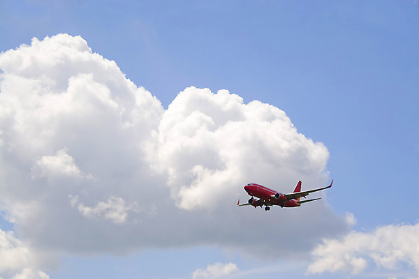 포토 JPG 해외이미지 구름 여행 날개 교통시설 하늘 휴가 비행기 사람없음 가로 파란색 컬러풀 우주 흰색 공항 도착 항공 속도 출발 상업 정사각형 연료 제트기 엔진 대패 착륙 카피스페이스 해외202004 해외포토 자연요소 도형 컬러 교통 컨셉 항공교통 대중교통 공백 시설 파일형식 이미지허브