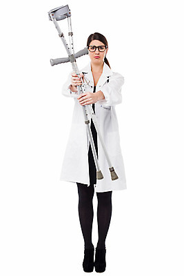 포토 JPG 해외이미지 전신 백인 직업 응시 여자 교육 안경 병원 관리 한명 서기 건강관리 장비 환자 의사 코트 흰색 잡기 상처 사건 주기 컨설턴트 외과 장애 돌봄 정형외과 지원 치유 헬프 의료성형뷰티 해외202004 해외포토 서양인 1 시선 잡화 컬러 의학 모션 건강 사람 외투 의료진 도움 전문직 상담 파일형식 이미지허브