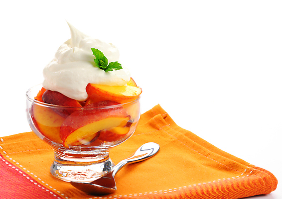 포토 JPG 해외이미지 음식 과일 건강 사람없음 신선 사발 맛 슬라이스 복숭아 숙성 휘핑크림 해외202004 해외포토 컨셉 사기그릇 크림 휘핑 파일형식 이미지허브