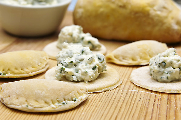 포토 JPG 해외이미지 음식 치즈 사람없음 면 먹기 허브 준비 반죽 라비올리 크림치즈 홈메이드 해외202004 해외포토 식물 모션 유제품 만들기 파일형식 이미지허브