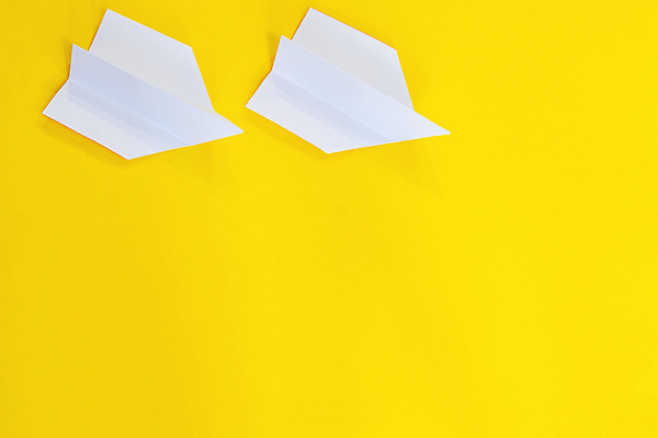 포토 JPG 해외이미지 종이 실내 사람없음 두개 종이비행기 노란배경 카피스페이스 해외202004 해외포토 백그라운드 2 내부 노란색 공백 종이접기 파일형식 이미지허브