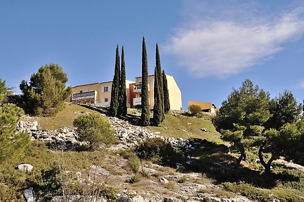 포토 JPG 해외이미지 나무 유럽 주택 사람없음 야외 건물 장식 맑음 프랑스 분위기 고급 프로방스 해외202004 해외포토 식물 건축물 나라 컨셉 날씨 파일형식 이미지허브