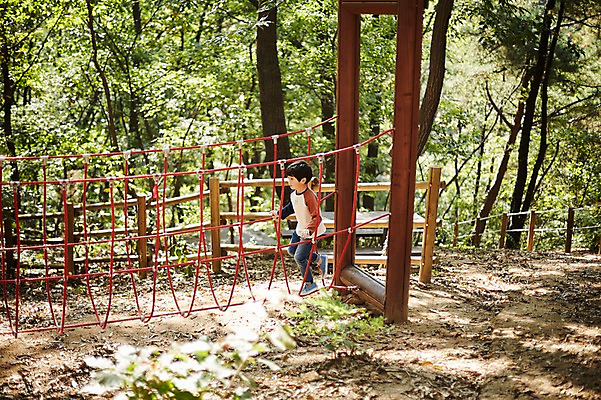 포토 JPG 주간 전신 공원 남자 어린이라이프 어린이 한명 야외 옆모습 걷기 한국인 놀이터 즐거움 흔들다리 소년한명만 국내포토 자연요소 1 라이프스타일 공공시설 감정 뷰포인트 모션 놀이 사람 동양인 다리_건축물 남자한명만 소년만 파일형식