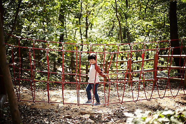 포토 JPG 주간 전신 공원 남자 어린이라이프 어린이 한명 야외 옆모습 걷기 한국인 놀이터 즐거움 흔들다리 소년한명만 국내포토 자연요소 1 라이프스타일 공공시설 감정 뷰포인트 모션 놀이 사람 동양인 다리_건축물 남자한명만 소년만 파일형식