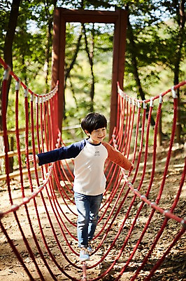 포토 JPG 주간 전신 공원 남자 어린이라이프 어린이 한명 미소 야외 앞모습 걷기 한국인 놀이터 즐거움 흔들다리 소년한명만 국내포토 자연요소 1 라이프스타일 공공시설 감정 뷰포인트 모션 놀이 표정 사람 동양인 다리_건축물 남자한명만 소년만 파일형식