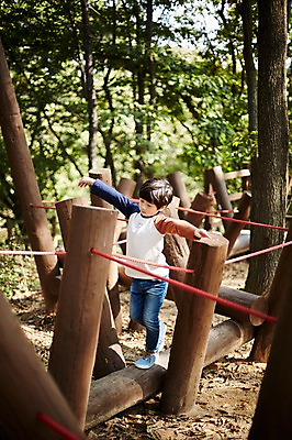 포토 JPG 주간 전신 공원 남자 어린이라이프 어린이 한명 서기 야외 앞모습 한국인 놀이터 즐거움 중심잡기 소년한명만 국내포토 자연요소 1 라이프스타일 공공시설 감정 뷰포인트 모션 놀이 사람 동양인 남자한명만 소년만 파일형식