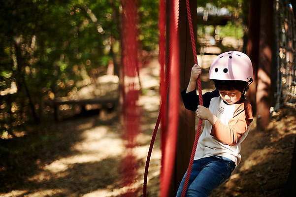 포토 JPG 주간 공원 남자 어린이라이프 어린이 줄 매달리기 한명 상반신 야외 앞모습 한국인 놀이터 헬멧 즐거움 소년한명만 국내포토 자연요소 1 라이프스타일 공공시설 감정 뷰포인트 모션 놀이 사람 동양인 보호장비 남자한명만 소년만 파일형식