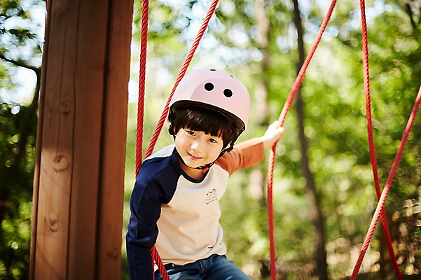 포토 JPG 주간 공원 남자 어린이라이프 어린이 줄 한명 서기 상반신 야외 앞모습 한국인 놀이터 헬멧 즐거움 소년한명만 국내포토 자연요소 1 라이프스타일 공공시설 감정 뷰포인트 모션 놀이 사람 동양인 보호장비 남자한명만 소년만 파일형식