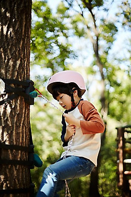 포토 JPG 주간 나무 공원 남자 어린이라이프 어린이 밧줄 한명 상반신 야외 옆모습 한국인 놀이터 헬멧 즐거움 오르기 소년한명만 국내포토 자연요소 식물 1 라이프스타일 공공시설 감정 줄 뷰포인트 모션 놀이 사람 동양인 보호장비 남자한명만 소년만 파일형식