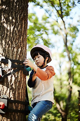 포토 JPG 주간 나무 공원 남자 어린이라이프 어린이 한명 상반신 야외 옆모습 한국인 놀이터 헬멧 즐거움 오르기 소년한명만 국내포토 자연요소 식물 1 라이프스타일 공공시설 감정 뷰포인트 모션 놀이 사람 동양인 보호장비 남자한명만 소년만 파일형식