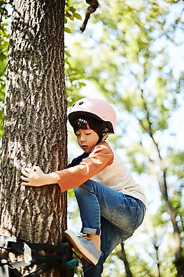 포토 JPG 주간 전신 나무 공원 남자 어린이라이프 어린이 한명 야외 옆모습 한국인 놀이터 헬멧 즐거움 오르기 소년한명만 국내포토 자연요소 식물 1 라이프스타일 공공시설 감정 뷰포인트 모션 놀이 사람 동양인 보호장비 남자한명만 소년만 파일형식