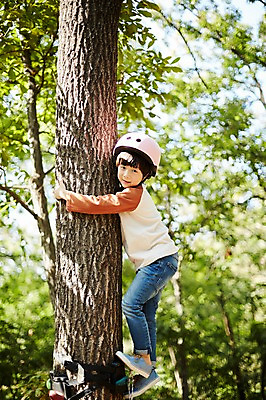 포토 JPG 주간 전신 나무 공원 남자 어린이라이프 어린이 한명 야외 옆모습 한국인 놀이터 헬멧 즐거움 오르기 소년한명만 국내포토 자연요소 식물 1 라이프스타일 공공시설 감정 뷰포인트 모션 놀이 사람 동양인 보호장비 남자한명만 소년만 파일형식