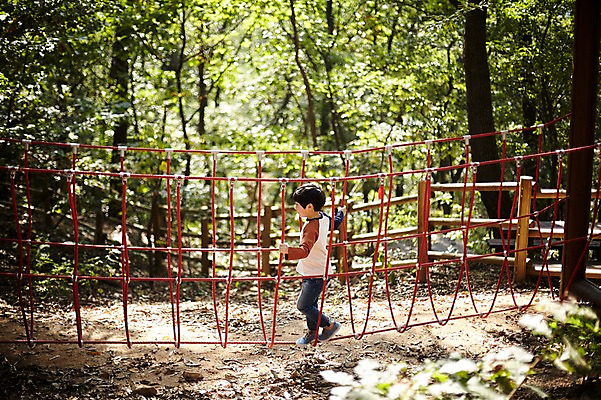 포토 JPG 주간 전신 공원 남자 어린이라이프 어린이 한명 야외 옆모습 걷기 한국인 놀이터 즐거움 흔들다리 소년한명만 국내포토 자연요소 1 라이프스타일 공공시설 감정 뷰포인트 모션 놀이 사람 동양인 다리_건축물 남자한명만 소년만 파일형식