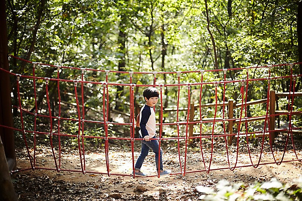 포토 JPG 주간 전신 공원 남자 어린이라이프 어린이 한명 야외 옆모습 걷기 한국인 놀이터 즐거움 흔들다리 소년한명만 국내포토 자연요소 1 라이프스타일 공공시설 감정 뷰포인트 모션 놀이 사람 동양인 다리_건축물 남자한명만 소년만 파일형식