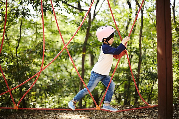 포토 JPG 주간 전신 공원 남자 어린이라이프 어린이 한명 서기 야외 옆모습 한국인 놀이터 헬멧 즐거움 소년한명만 국내포토 자연요소 1 라이프스타일 공공시설 감정 뷰포인트 모션 놀이 사람 동양인 보호장비 남자한명만 소년만 파일형식