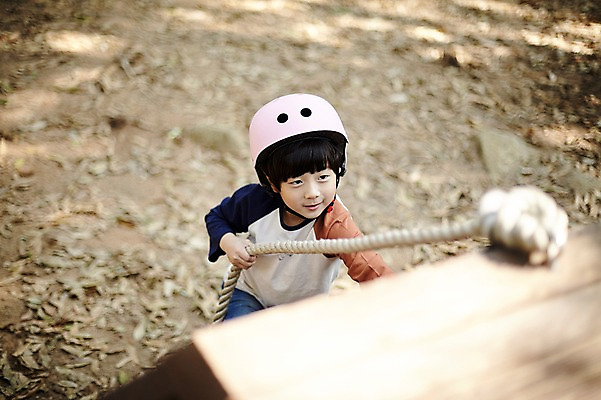 포토 JPG 주간 공원 남자 어린이라이프 어린이 밧줄 한명 상반신 야외 앞모습 한국인 놀이터 헬멧 즐거움 오르기 소년한명만 국내포토 자연요소 1 라이프스타일 공공시설 감정 줄 뷰포인트 모션 놀이 사람 동양인 보호장비 남자한명만 소년만 파일형식