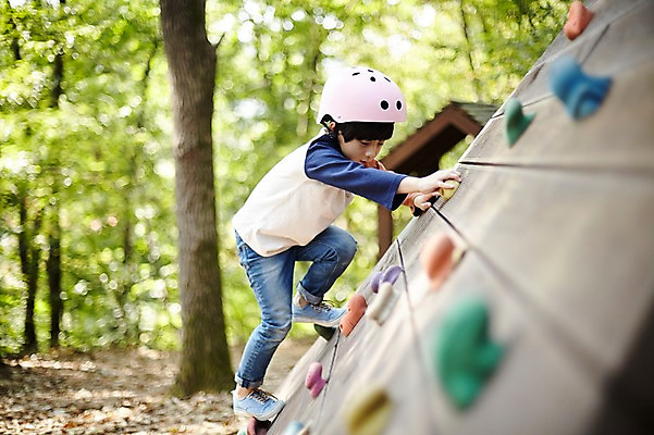 포토 JPG 주간 전신 공원 남자 어린이라이프 어린이 한명 야외 옆모습 한국인 놀이터 헬멧 즐거움 오르기 소년한명만 국내포토 자연요소 1 라이프스타일 공공시설 감정 뷰포인트 모션 놀이 사람 동양인 보호장비 남자한명만 소년만 파일형식