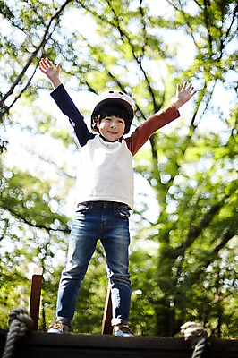 포토 JPG 주간 전신 공원 남자 어린이라이프 어린이 한명 서기 미소 야외 앞모습 만세 한국인 놀이터 헬멧 즐거움 소년한명만 국내포토 자연요소 1 라이프스타일 공공시설 감정 뷰포인트 모션 놀이 표정 사람 동양인 보호장비 남자한명만 소년만 파일형식