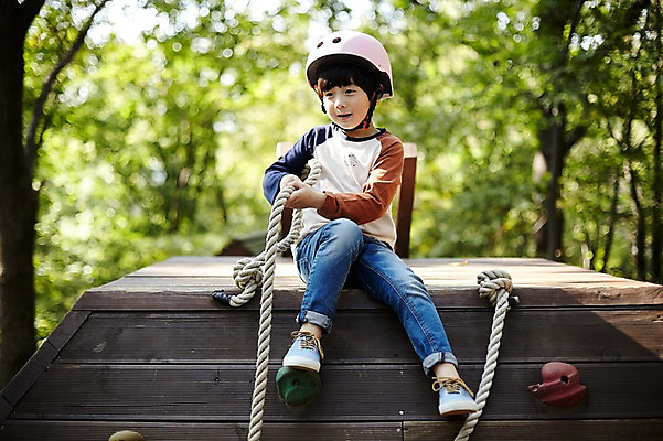 포토 JPG 주간 전신 공원 남자 어린이라이프 어린이 밧줄 한명 미소 앉기 야외 앞모습 한국인 놀이터 헬멧 즐거움 소년한명만 국내포토 자연요소 1 라이프스타일 공공시설 감정 줄 뷰포인트 모션 놀이 표정 사람 동양인 보호장비 남자한명만 소년만 파일형식