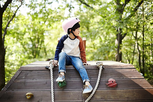 포토 JPG 주간 전신 응시 공원 남자 어린이라이프 어린이 한명 앉기 야외 앞모습 한국인 놀이터 헬멧 즐거움 소년한명만 국내포토 자연요소 1 라이프스타일 시선 공공시설 감정 뷰포인트 모션 놀이 사람 동양인 보호장비 남자한명만 소년만 파일형식