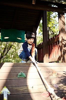 포토 JPG 주간 전신 공원 남자 어린이라이프 어린이 밧줄 한명 앉기 야외 앞모습 한국인 잡기 놀이터 즐거움 소년한명만 국내포토 자연요소 1 라이프스타일 공공시설 감정 줄 뷰포인트 모션 놀이 사람 동양인 남자한명만 소년만 파일형식