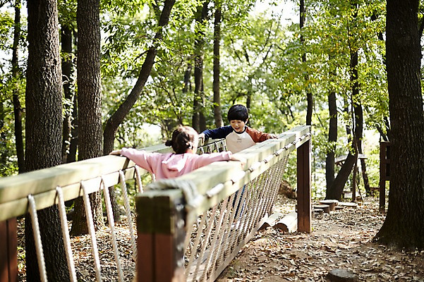 포토 JPG 주간 공원 여자 남자 어린이라이프 어린이 미소 상반신 야외 두명 앞모습 뒷모습 걷기 한국인 짝꿍 놀이터 즐거움 흔들다리 어린이만 국내포토 자연요소 라이프스타일 공공시설 감정 뷰포인트 모션 놀이 표정 사람 동양인 친구 다리_건축물 파일형식