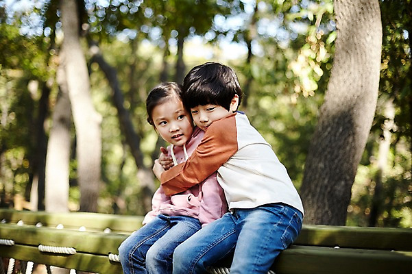 포토 JPG 주간 공원 여자 남자 어린이라이프 어린이 포옹 앉기 야외 두명 앞모습 한국인 짝꿍 놀이터 즐거움 어린이만 국내포토 자연요소 라이프스타일 공공시설 감정 뷰포인트 안기 모션 놀이 사람 동양인 친구 파일형식