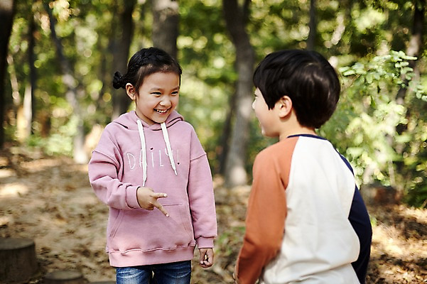 포토 JPG 주간 공원 여자 남자 어린이라이프 어린이 서기 미소 상반신 야외 두명 앞모습 뒷모습 한국인 짝꿍 놀이터 가위바위보 즐거움 어린이만 국내포토 자연요소 라이프스타일 공공시설 감정 뷰포인트 모션 놀이 표정 사람 동양인 친구 파일형식