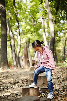 포토 JPG 주간 전신 공원 여자 어린이라이프 어린이 한명 서기 미소 야외 앞모습 한국인 놀이터 즐거움 나무밑둥 소녀한명만 국내포토 자연요소 나무 1 라이프스타일 공공시설 감정 뷰포인트 모션 놀이 표정 사람 동양인 여자한명만 소녀만 파일형식