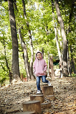 포토 JPG 주간 전신 공원 여자 어린이라이프 어린이 한명 미소 야외 앞모습 걷기 한국인 놀이터 즐거움 나무밑둥 소녀한명만 국내포토 자연요소 나무 1 라이프스타일 공공시설 감정 뷰포인트 모션 놀이 표정 사람 동양인 여자한명만 소녀만 파일형식