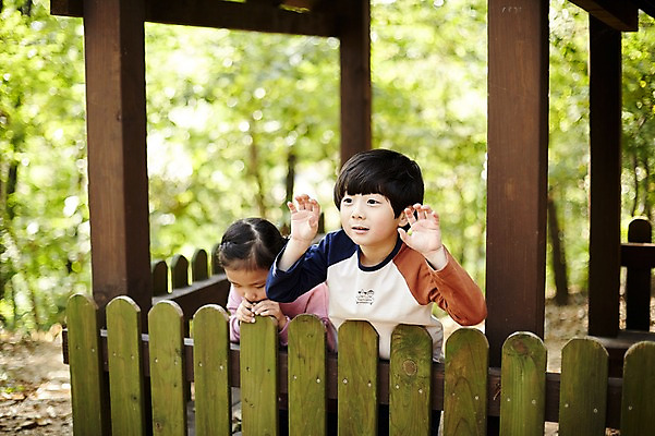 포토 JPG 주간 공원 여자 남자 어린이라이프 어린이 장난 서기 상반신 야외 두명 앞모습 울타리 한국인 짝꿍 놀이터 즐거움 어린이만 국내포토 자연요소 라이프스타일 공공시설 감정 뷰포인트 모션 놀이 사람 동양인 친구 담장 파일형식