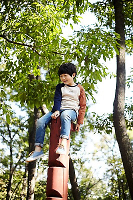 포토 JPG 주간 전신 공원 여자 남자 어린이라이프 어린이 미소 앉기 야외 두명 앞모습 한국인 짝꿍 놀이터 즐거움 나무기둥 어린이만 국내포토 자연요소 라이프스타일 공공시설 감정 뷰포인트 모션 놀이 표정 사람 동양인 친구 파일형식