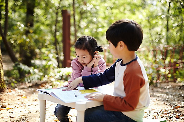 포토 JPG 주간 공원 여자 남자 어린이라이프 어린이 앉기 상반신 야외 두명 앞모습 옆모습 한국인 짝꿍 책상 즐거움 어린이만 국내포토 자연요소 라이프스타일 공공시설 감정 뷰포인트 가구 모션 사람 동양인 친구 파일형식