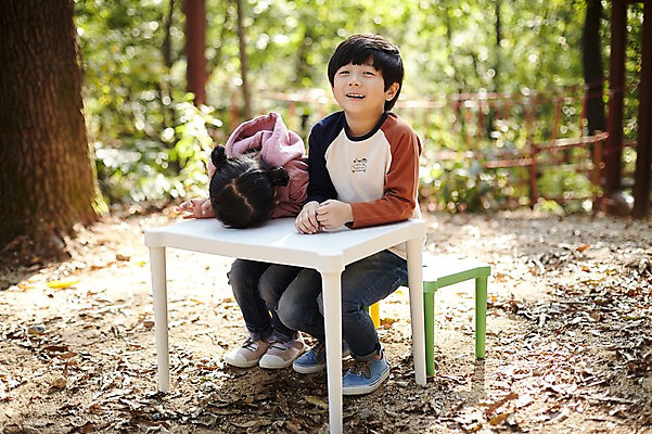 포토 JPG 주간 전신 공원 여자 남자 어린이라이프 어린이 엎드리기 미소 앉기 야외 두명 앞모습 한국인 짝꿍 책상 즐거움 어린이만 국내포토 자연요소 라이프스타일 공공시설 감정 뷰포인트 가구 모션 표정 사람 동양인 친구 파일형식 생활용품 관계 인종 생활 시설 오브젝트