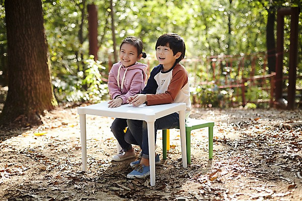 포토 JPG 주간 전신 공원 여자 남자 어린이라이프 어린이 미소 앉기 야외 두명 앞모습 한국인 짝꿍 책상 즐거움 어린이만 국내포토 자연요소 라이프스타일 공공시설 감정 뷰포인트 가구 모션 표정 사람 동양인 친구 파일형식 생활용품 관계 인종 생활 시설 오브젝트