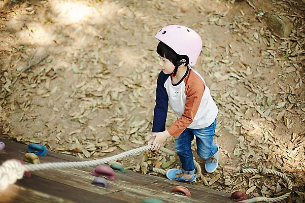 포토 JPG 주간 전신 공원 남자 어린이라이프 어린이 밧줄 한명 야외 앞모습 한국인 놀이터 헬멧 즐거움 오르기 암벽등반 소년한명만 국내포토 자연요소 1 라이프스타일 공공시설 감정 줄 뷰포인트 모션 놀이 사람 동양인 등산 보호장비 남자한명만 소년만 파일형식
