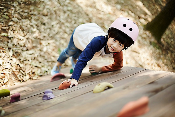 포토 JPG 주간 전신 공원 남자 어린이라이프 어린이 한명 미소 야외 앞모습 한국인 놀이터 헬멧 즐거움 오르기 암벽등반 소년한명만 국내포토 자연요소 1 라이프스타일 공공시설 감정 뷰포인트 모션 놀이 표정 사람 동양인 등산 보호장비 남자한명만 소년만 파일형식
