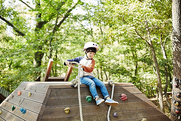 포토 JPG 주간 전신 공원 남자 어린이라이프 어린이 밧줄 한명 앉기 야외 앞모습 한국인 정상 놀이터 헬멧 즐거움 암벽등반 소년한명만 국내포토 자연요소 1 라이프스타일 공공시설 감정 줄 뷰포인트 모션 놀이 사람 동양인 등산 보호장비 남자한명만 소년만 파일형식