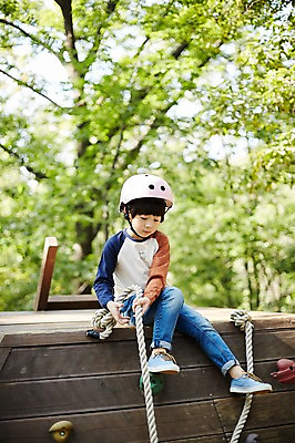 포토 JPG 주간 전신 공원 남자 어린이라이프 어린이 밧줄 한명 앉기 야외 앞모습 한국인 정상 놀이터 헬멧 즐거움 암벽등반 소년한명만 국내포토 자연요소 1 라이프스타일 공공시설 감정 줄 뷰포인트 모션 놀이 사람 동양인 등산 보호장비 남자한명만 소년만 파일형식