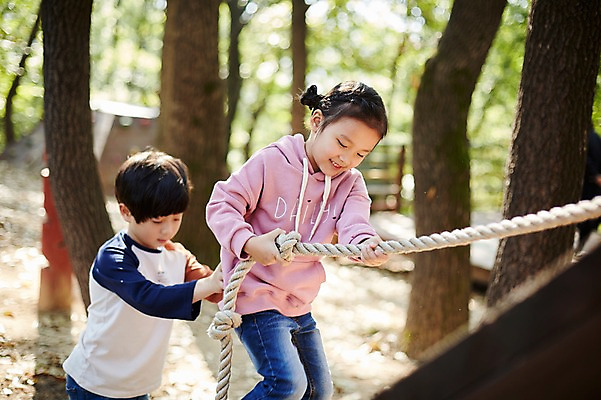 포토 JPG 주간 공원 여자 남자 어린이라이프 어린이 밧줄 상반신 야외 두명 옆모습 한국인 짝꿍 밀기 놀이터 즐거움 오르기 암벽등반 어린이만 국내포토 자연요소 라이프스타일 공공시설 감정 줄 뷰포인트 모션 놀이 사람 동양인 친구 등산 파일형식