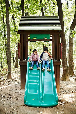 포토 JPG 주간 전신 공원 여자 남자 어린이라이프 어린이 미소 앉기 야외 두명 앞모습 한국인 짝꿍 미끄럼틀 놀이터 즐거움 어린이만 국내포토 자연요소 라이프스타일 공공시설 감정 뷰포인트 모션 놀이 표정 사람 동양인 친구 놀이기구 파일형식