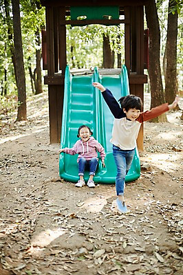 포토 JPG 주간 전신 공원 여자 남자 어린이라이프 어린이 미소 앉기 야외 두명 앞모습 점프 한국인 짝꿍 미끄럼틀 놀이터 즐거움 어린이만 국내포토 자연요소 라이프스타일 공공시설 감정 뷰포인트 모션 놀이 표정 사람 동양인 친구 놀이기구 파일형식