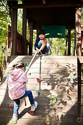 포토 JPG 주간 전신 공원 여자 남자 어린이라이프 어린이 밧줄 앉기 야외 두명 앞모습 뒷모습 한국인 도움 짝꿍 놀이터 즐거움 오르기 암벽등반 어린이만 국내포토 자연요소 라이프스타일 공공시설 감정 줄 뷰포인트 컨셉 모션 놀이 사람 동양인 친구 등산 파일형식