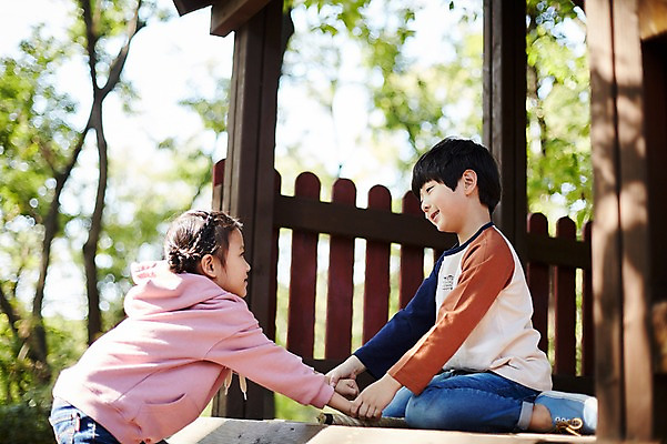 포토 JPG 주간 전신 공원 여자 남자 어린이라이프 어린이 앉기 상반신 야외 두명 옆모습 마주보기 손잡기 한국인 도움 짝꿍 놀이터 즐거움 오르기 어린이만 국내포토 자연요소 라이프스타일 공공시설 감정 뷰포인트 컨셉 모션 놀이 사람 동양인 친구 파일형식