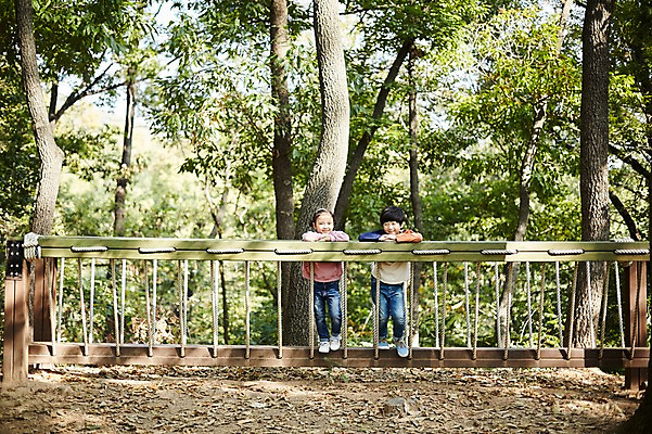 포토 JPG 주간 전신 공원 여자 남자 어린이라이프 어린이 서기 미소 야외 두명 앞모습 한국인 짝꿍 놀이터 즐거움 흔들다리 어린이만 국내포토 자연요소 라이프스타일 공공시설 감정 뷰포인트 모션 놀이 표정 사람 동양인 친구 다리_건축물 파일형식