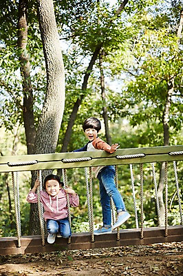 포토 JPG 주간 전신 공원 여자 남자 어린이라이프 어린이 서기 미소 앉기 야외 두명 앞모습 옆모습 한국인 짝꿍 놀이터 즐거움 흔들다리 어린이만 국내포토 자연요소 라이프스타일 공공시설 감정 뷰포인트 모션 놀이 표정 사람 동양인 친구 다리_건축물 파일형식