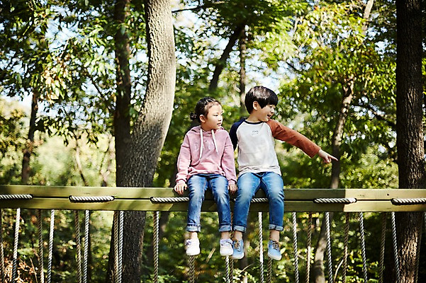 포토 JPG 주간 전신 응시 공원 여자 남자 어린이라이프 어린이 앉기 야외 두명 앞모습 한국인 가리킴 짝꿍 놀이터 즐거움 흔들다리 어린이만 국내포토 자연요소 라이프스타일 시선 공공시설 감정 뷰포인트 모션 놀이 사람 동양인 손짓 친구 다리_건축물 파일형식